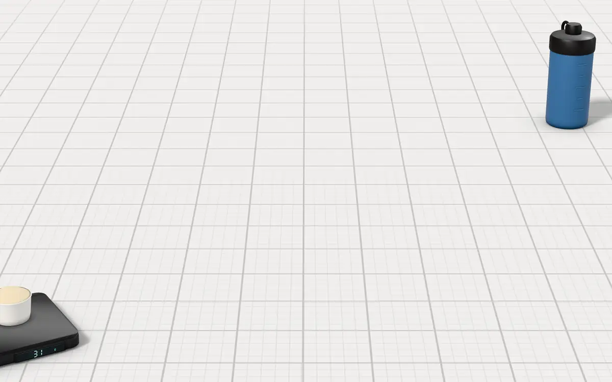 Illustration of the 5 protein powder tubs and a stand-up pouch to scale, next to a kitchen scale weighing a scoop of powder, a shaker bottle and a hex dumbbell for size